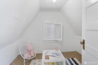 Fun little alcove in bedroom could be fun play area or walk-in closet