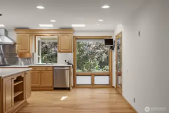 Kitchen Eat-In Area with Door to Upper Deck – Perfect for Indoor-Outdoor Living