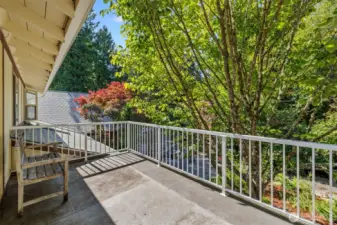 Large Enjoy Nature and Entertain with Ease on the Large Upper Deck