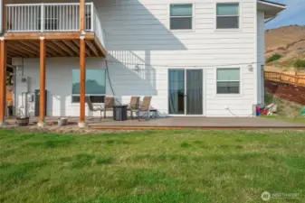 Deck and yard to relax or play!