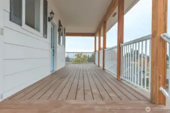 Nice deck that wraps around to capture the views!