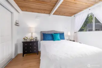 Bedroom w/ closet organizer