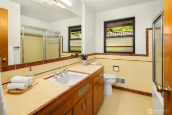 Main floor full bathroom