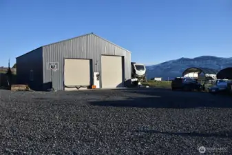 Large graveled space for easy turning for trucks and trailers.