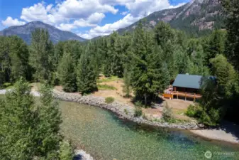 Close proximity to mountains and river