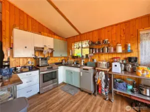 New SS appliances (stove/ranch, DW & refrigerator) convey with sale