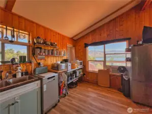 Large windows & slider draw those Lake Osoyoos & mountain views in