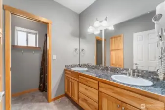 Lower floor 3/4 bath