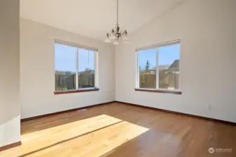 Dining area - nice and bright!