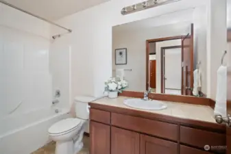 Hall bathroom with full bathtub/shower combo