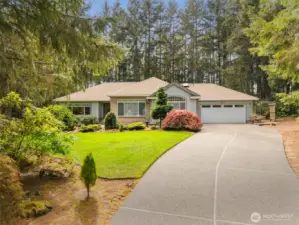Gorgeous, rare find. A single level, Chaffey home in English Hills. 3 bedrooms, 2 baths, 2 car garage on just under an acre.