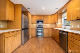 Spacious kitchen with roll outs.