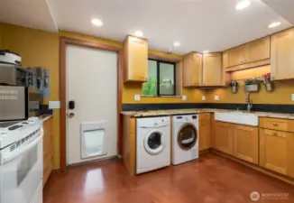Downstairs apartment with it's own entry. Full kitchen with beautiful quartz counters, epoxy floors, country sinks, wood cabinets. Washer and dryer too !