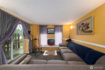 STUDIO ~ Stunning unit. Light, bright and spacious. Fully furnished, with a separate alcove for bed.