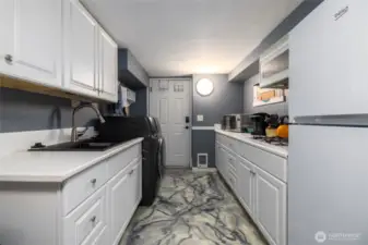 STUDIO ~ Epoxy floored kitchen with washer / dryer too !