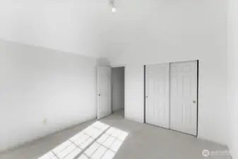 Large 2nd Bdrm Upstairs Large Closet & Adjacent Bath