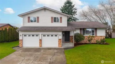 EVERYTHING YOU NEED IN A HOME |  This 1979 tri-level home is 1,962 sq ft, features 4BED/2.5BATH, fully-fenced backyard, and an oversized garage.