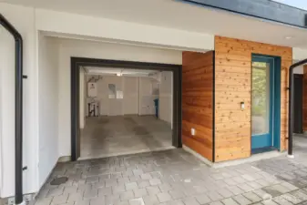 Really nice 1 car garage - not a sqeeze to get in and out
