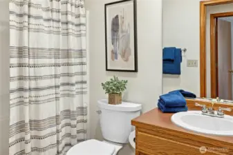 Full hallway bath with tub/shower