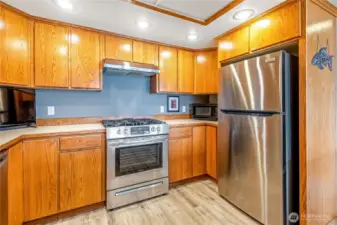 Enjoy the stainless steel appliances and move in ready finishes.