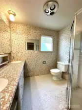 Main floor primary bedroom ensuite  3/4bathroom.