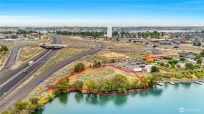 High-traffic corridor with unmatched freeway exposure