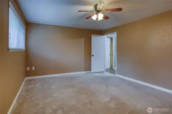 Bonus room on the 1st floor could be used for bedroom or office area