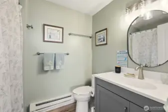 Upper Level Full bathroom