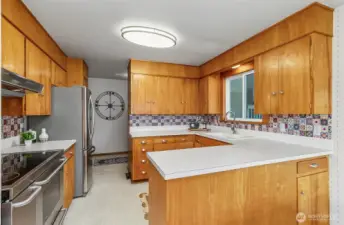 Horse shoe wrap around counters. This kitchen functions great