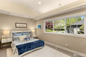 Spacious and quite Guestroom with view of garden