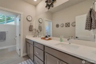 Upper floor full bath