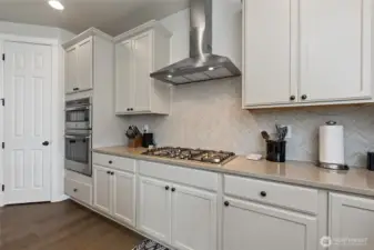 Large kitchen + walk-in pantry