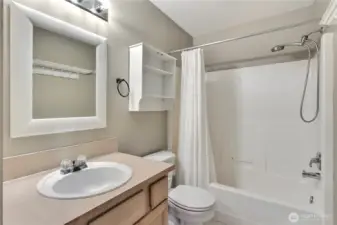 Main guest/kids full bath.