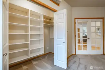 Office/Den - features a great closet orginizer