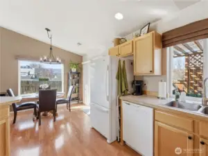 Light & Bright Kitchen & Dining Space