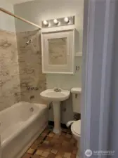 Bathroom Apt. 7