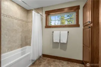 Full bath in the upstairs en-suite!