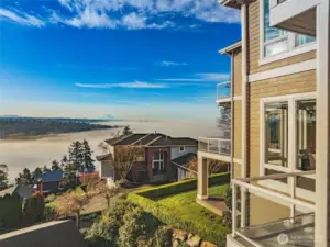Spectacular views of Mount Rainer, Cascades and Bellevue Skyline