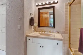 Upper floor full bathroom