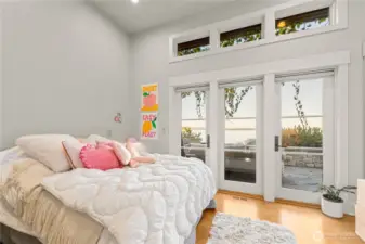 Guest bedroom 2, with full bath