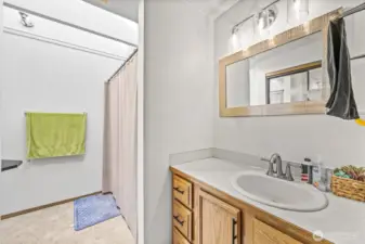 Primary en suite bathroom