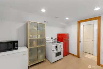 SEPARATE UNIT: Full kitchen