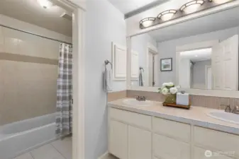 Upstairs full guest bath