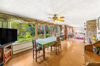 large dining room can accommodate large gatherings.