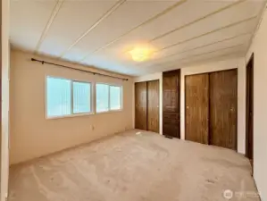 Large primary bedroom.