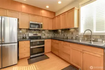 ample counter and cabinet space