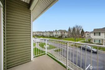 Minutes from shopping, dining, and easy freeway access—ideal for commuters and anyone who loves convenience!