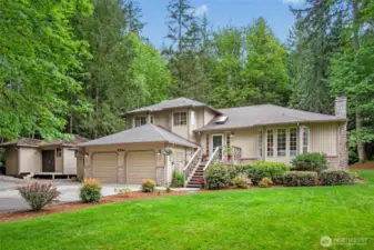 Notice the shop next to the home. Lots of possibilities!