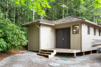 Wonderful workshop. Could be easily converted into a Casita or large private office space.