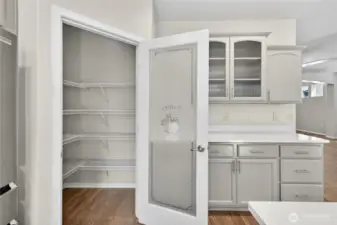 Corner walk-in pantry
